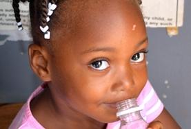 Projekte in der Karibik - Belize : Public Health Ein Kind besucht einen von Projects Abroad organisierten Medical Outreach in Belize, wo unsere Freiwilligen auch gesundes Essen und Wasser verteilen.