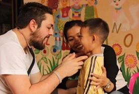 Medizin - Praktikum im Ausland : Kambodscha In einem Kindergarten in Kambodscha untersucht ein Medizin - Student als Freiwilliger im Public Health - Praktikum einen jungen Patienten.