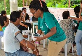 Freiwilligendienst im Ausland - Philippinen : Public Health In regelmäßigen Check-ups untersuchen unsere Freiwilligen im Public Health - Praktikum die Dorfbewohner verschiedener Gemeinden und leiten sie bei Bedarf an Fachärzte weiter.