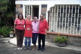 Freiwilligendienst in Afrika - Kenia : Ergotherapie - Praktikum Unsere Freiwillige aus Deutschland behandelt in ihrem Ergotherapie - Praktikum ein kleines Mädchen in einer Vorschule in Nanyuki, Kenia.