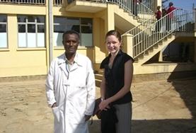 Physiotherapie - Praktikum im Ausland : Äthiopien Leitender Physiotherapeut und unsere Praktikantin vor dem Therapiezentrum in Addis Abeba, Äthiopien.