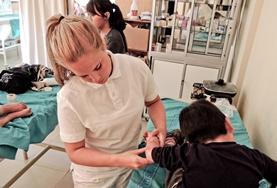 Physiotherapie - Praktikum im Ausland : Bolivien Im Behandlungszimmer therapierst du als Freiwillige/r Patient/innen mit verschiedenen Techniken, in denen du vom Fachpersonal vor Ort ausführlich geschult wirst.
