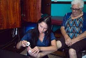 Physiotherapie - Praktikum im Ausland : Costa Rica Eine Praktikantin in der Physiotherapeutischen Ausbildung behandelt eine Patientin in Costa Rica.