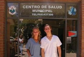 Physiotherapie - Praktikum im Ausland : Mexiko Zwei Physiotherapie - Praktikantinnen vor einem Gesundheitszentrum in Guadalajara.