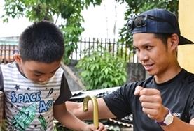 Physiotherapie - Praktikum im Ausland : Philippinen Physiotherapie-Praktikant bei einer Therapiesitzung mit einem jungen Patienten auf den Philippinen, der Unterstützung beim Laufen braucht.