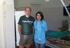 Projekte in Osteuropa - Rumänien : Physiotherapie - Praktikum Eine Therapeutin zusammen mit einem Praktikanten aus Italien im Krankenhaus in Brasov, wo unser Physiotherapie - Praktikum stattfindet.
