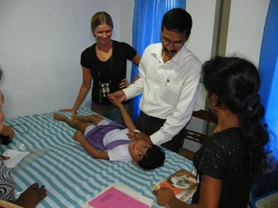 Physiotherapie - Praktikum im Ausland : Sri Lanka Therapiestunde in einem Krankenhaus in Panadura, wo neben dem Physiotherapeuten und dem Praktikanten auch die Mutter des kleinen Patienten anwesend ist.