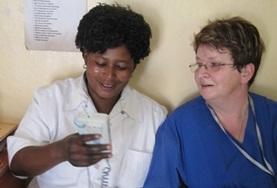 Physiotherapie - Praktikum im Ausland : Tansania Unsere Physiotherapie - Praktikantin füllt den Therapieplan einer jungen Patientin in Dar es Salaam aus.