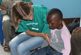 Physiotherapie - Praktikum im Ausland : Togo Behutsam korrigiert unsere Physiotherapie - Praktikantin die Sitzhaltung ihrer kleinen Patientin in Togo.