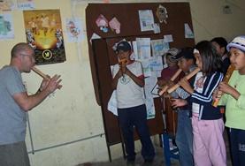 Projekte in Südamerika - Bolivien : Musik Eine Gruppe von Schüler/innen präsentiert ein Musikstück während eines Projekttages, das sie zusammen mit unseren Freiwilligen im Musik - Pädagogik - Projekt eingeübt haben.