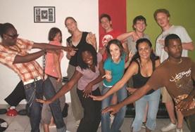 Projekt in der Karibik - Jamaika : Musik – Projekt Ein Freiwilliger im Musik - Projekt mit seien Schüler/innen vor einer Grundschule auf Jamaika.