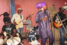 Projekte in Afrika - Senegal : Musik - Projekt Ein Freiwilliger probt mit einer senegalesischen Band am Schlagzeug im Musik - Projekt in St. Louis.