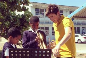 Freiwilligenarbeit in Afrika - Südafrika : Musik - Projekt Ein Freiwilliger gibt eine Unterrichtsstunde in Südafrika im Musik - Projekt in Kapstadt.