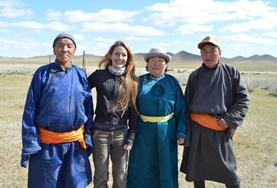 Praktikum im Ausland - die Mongolei : Nomaden - Projekt Ganz weg vom Alltagstrubel zu Hause lebt diese Freiwillige bei einer Nomadenfamilie in der Mongolei im Einklang mit der Natur und den Jahreszeiten.