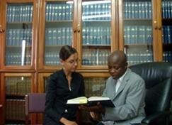 Jura und Menschenrechte weltweit : Ghana Eine Freiwillige lässt sich im Jura - Praktikum in Ghana vom Staatsanwalt ihrer Praktikumskanzlei in Details der Gesetzestexte einführen.