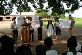 Jura und Menschenrechte weltweit : Ghana Unsere Freiwilligen während einer Aufklärungskampagne zu Frauenrechten und häuslicher Gewalt im Menschenrechts - Praktikum in Ghana.