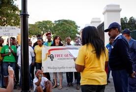 Freiwilligenarbeit in Afrika - Südafrika : Menschenrechte Freiwillige des Menschenrechts - Projekts in Südafrika beobachten eine Demonstration im Vorort Claremont.