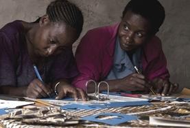 Projekte in Afrika - Tansania : Menschenrechte Zwei Anwältinnen unserer Partnerkanzlei in einer Besprechen zusammen mit unseren Freiwilligen.