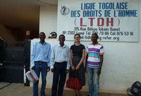 Projekte in Afrika - Togo : Menschenrechte Freiwillige und Mitarbeiter/innen vor einer unserer Partnerorganisationen im Togo, der Vereinigung für Menschenrechte Togos.