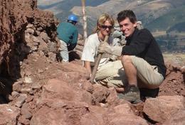 Projekte in Lateinamerika - Peru : Schulferien - Specials - Archäologie Im Inka- und Wari Archäologie - Projekt speziell für Schüler/innen ist ein deutscher Freiwilliger zusammen mit einer Projektkoordinatorin mit der Freilegung eines alten Pfades beschäftigt.