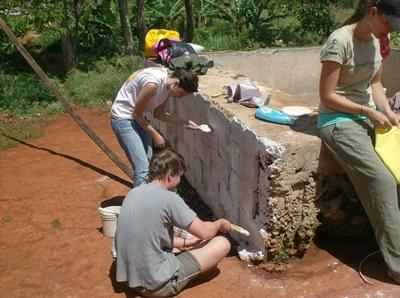Projects Abroad Freiwillige im Schulferien – Special arbeiten an neuen Sanitäranlagen für Jamaikas Schulkinder Freiwillige im Schulferien – Special arbeiten an neuen Sanitäranlagen für Jamaikas Schulkinder