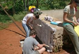 Projekt in der Karibik - Jamaika : Schulferien - Specials - Hausbau Ziegel für Ziegel entsteht durch Teamwork unserer Freiwilligen die Wand eines neuen Toilettentraktes im Schulferien - Special in Jamaika.