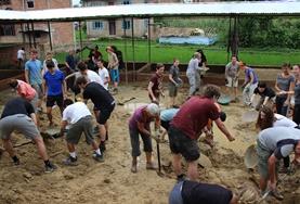 Hausbau : Nepal Unsere Freiwilligengruppe aus internationalen Schüler/innen hebt in den Schulferien zusammen ein Fundament im Hausbau - Projekt in Nepal aus, um beim Bau einer neuen Schule zu helfen.