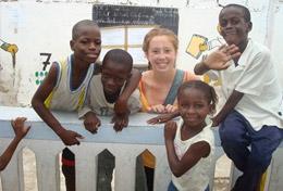 Projekte in Afrika - Senegal : Schulferien - Specials - Hausbau Eine Freiwillige im Schulferien - Special übt während ihres Freiwilligendienstes im Senegal mit den Kindern einer Vorschule auf Französisch die Buchstaben des Alphabets.