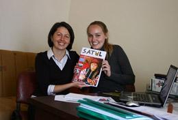 Projekte in Osteuropa - Rumänien : Schulferien - Specials - Journalismus Stolz präsentiert eine Schülerin im Schulferien - Special Journalismus in Rumänien eine Ausgabe der Zeitschrift, an der sie selbst mitgeschrieben hat.