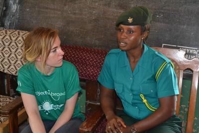Freiwillige im Menschenrechts – Projekt spricht mit einer Grenzbeamtin über illegalen Kinderhandel in Ghana Arbeite im Schulferien - Special Menschenrechte in Ghana an echten Menschenrechtsfällen