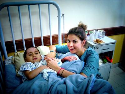 Eine Freiwillige von Projects Abroad mit einem Kind im Medizin – Praktikum in Bolivien Eine Freiwillige mit einem Kind im Medizin – Praktikum in Bolivien