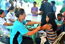 Medizin & Pflege : Philippinen In Medical Outreach - Kampagnen überprüfen wir regelmäßig den Gesundheitszustand der Gemeindemitglieder, wobei du uns mit deiner Freiwilligenarbeit in deinen Schulferien helfen kannst.