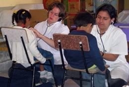 Medizin & Pflege : Bolivien Ein Schüler sammelt im Medizin - Praktikum in Bolivien erste Praxiserfahrungen im medizinischen Bereich, die ihm für sein bevorstehendes Medizinstudium von Vorteil sein werden.