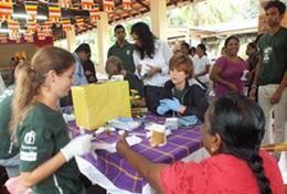 Medizin & Pflege : Sri Lanka Eine Freiwillige im Medizin - Praktikum in Sri Lanka sammelt Erfahrung in einer Gesundheitskampagne auf dem Land, wo sie lernet, die Gesundheitswerte von Patient/innen zu messen.