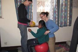 Medizin & Pflege : Nepal Eine Freiwillige unterstützt eine Therapiesitzung im Behandlungszentrum einer Reha-Klinik in Nepal, in der Schüler/innen in ihren Schulferien in die Welt der Physiotherapie hineinschnuppern können.