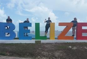 Medizin & Pflege : Belize Freiwillige im Schulferien - Special Public Health erkunden an ihrem Wochenende eine Strandpromenade in Belize.