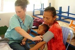 Medizin & Pflege : Kambodscha Blutdruck messen ist eine der Aufgaben, die auf Freiwillige im Public Health - Projekt in Kambodscha zukommt.