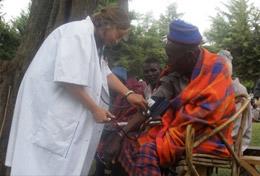 Medizin & Pflege : Tansania Eine Freiwillige im Schulferien - Special in Tansania misst den Blutdruck eines Massai beim Medical Outreach auf dem Land.