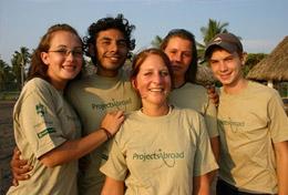 Projekte in Lateinamerika - Mexiko : Schulferien - Specials - Naturschutz Freiwillige im Schulferien - Special in Mexiko vor ihrer Unterkunft in der Nähe des Pazifikstrandes.