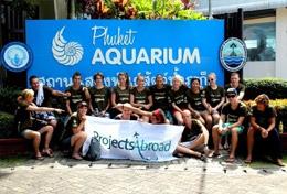 Projekte in Asien - Thailand : Schulferien - Specials - Naturschutz Eine Gruppe von Schüler/innen aus der ganzen Welt vor dem Aquarium in Phuket, das sie während ihres gemeinsamen Schulferien - Projektes in Thailand besucht haben.