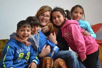 Engagiere dich in deinen Schulferien mit Freiwilligenarbeit in einer Kindertagesstätte! Eine Freiwillige mit ihrer Gruppe von Kindern in unserer Partnereinrichtung in Brasov.