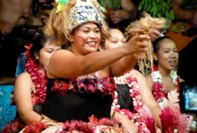 Freiwilligenarbeit im Ausland - Samoa : Schulferien - Specials - Sozialarbeit Frauen in Fasito't Tai, in dem du deine Schulferien mit Freiwilligenarbeit verbringen kannst, tanzen während eines Dorffestes in traditionellen samoanischen Roben.