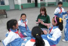 Projekte in Asien - China : Schulferien - Specials - Sozialarbeit Auf dem Hof im Kindergarten in Chengdu in China spielt eine Freiwillige im Schulferien - Special mit den Kids.