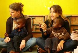 Freiwilligendienst in Afrika - Kenia : Schulferien - Specials - Sozialarbeit Zwei Schülerinnen bei ihrer Freiwilligenarbeit in einem Kindergarten in Kenia, wo sie ihre Schulferien verbringen.