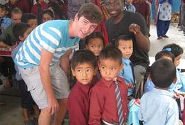 Projekte in Asien - Nepal : Schulferien - Specials - Sozialarbeit Ein Freiwilliger engagiert sich in seinen Schulferien für die Kinder in einem Integrationskindergarten in Kathmandu.