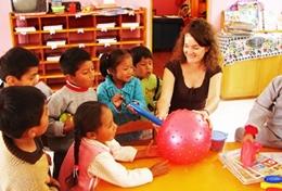Projekte in Lateinamerika - Peru : Schulferien - Specials - Sozialarbeit In einer Kindertagesstätte spielen die Kinder ein Spiel mit unserer Freiwilligen, die sich in ihren Schulferien in der Einrichtung engagiert.