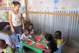 Freiwilligenarbeit in Afrika - Südafrika : Schulferien - Specials - Sozialarbeit Eine Freiwillige beobachtet eine Bastelübung in einer Kindertagesstätte in Kapstadt, wo sie in ihren Ferien zusammen mit Schülern aus der ganzen Welt einen Freiwilligendienst leistet.