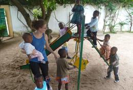 Projekte in Afrika - Togo : Schulferien - Specials - Sozialarbeit Auf dem Spielplatz einer Kindertagesstätte im Lomé, Togo beaufsichtigt unsere Freiwillige die spielenden Kinder.