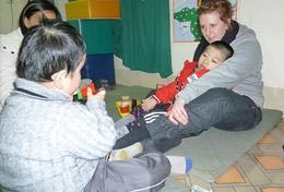Sozialarbeit : Vietnam Unsere Freiwilligen zeigen Kids im Kindergarten in Hanoi ein paar Sportübungen für ihre Balance.