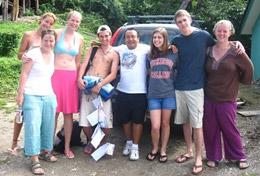 Projekte in Mittelamerika - Costa Rica : Schulferien - Specials - Sozialarbeit Mit Setzlingen ausgestattet macht sich eine Freiwilligengruppe in ihren Schulferien auf in den Regenwald, um dort mit Aufforstungsarbeit einheimische Baumarten zu erhalten.